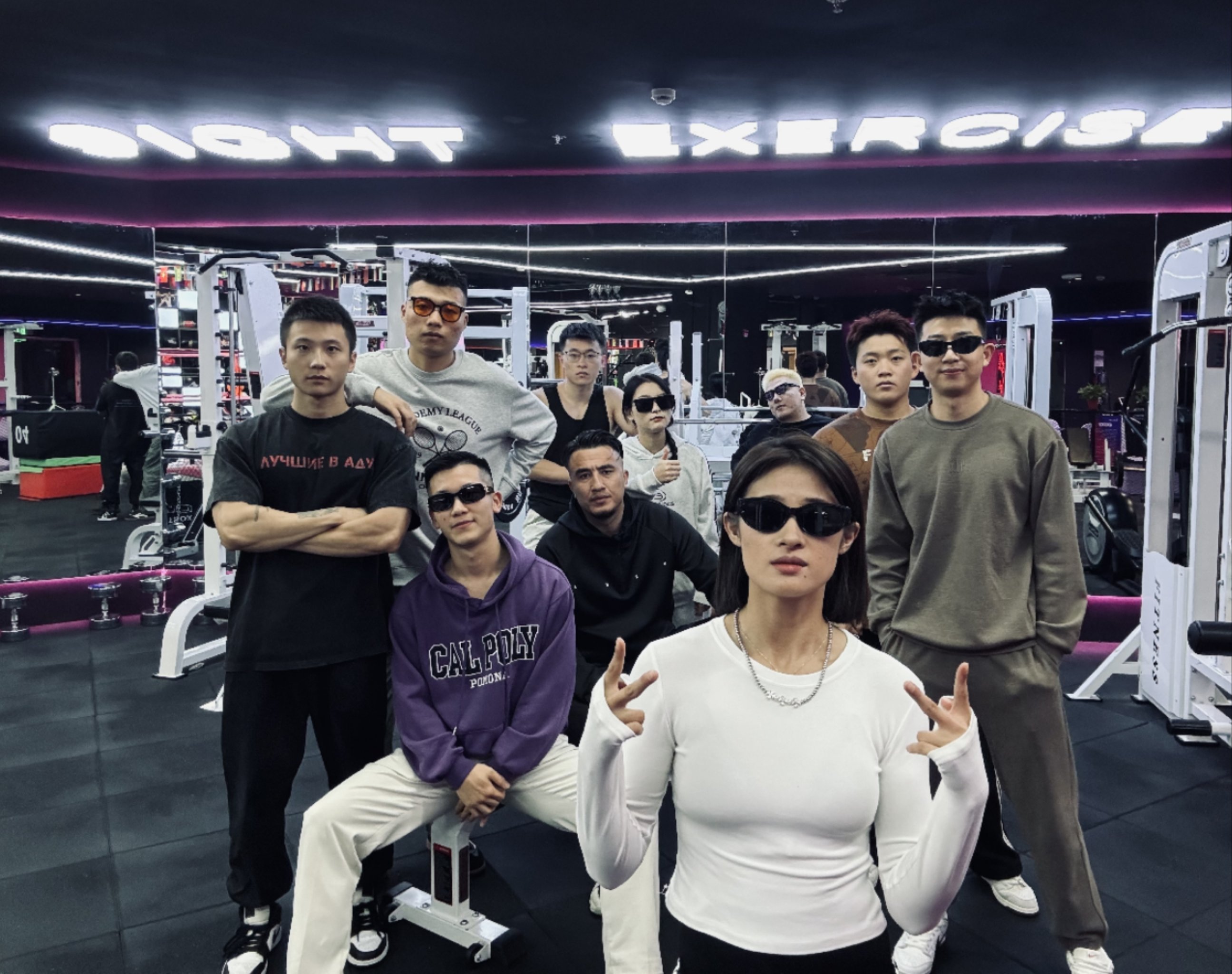 教练团队分析对手，精准打造战术